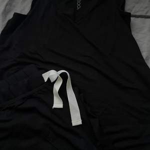 Säljer detta nya pyjamas set i svart. Båda plaggen är i storlek S. Säljer båda plaggen för 50kr + 79kr frakt