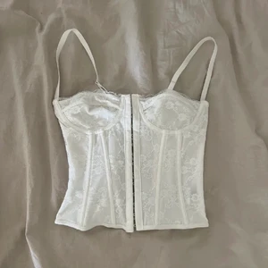 Korsett  - Köpt här på plick men den är tyvärr lite för liten, väldigt fint skick💞💞 frakt blir 51kr !!frakt ingår inte i budet!!