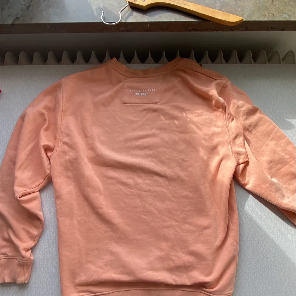 Jättefin tröja i ljus korallfärg från weekday x fila! Nästan som ny! . Tröjor & Koftor.