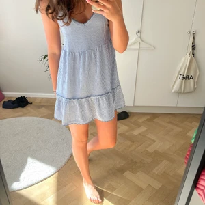 Klänning - Så fin sommarklänning som funkar både till stranden eller på kvällen med en stickadtröja över. Säljer pga lite för kort för mig🌷🌷❤️ Kan mötas upp i Stockholm eller posta