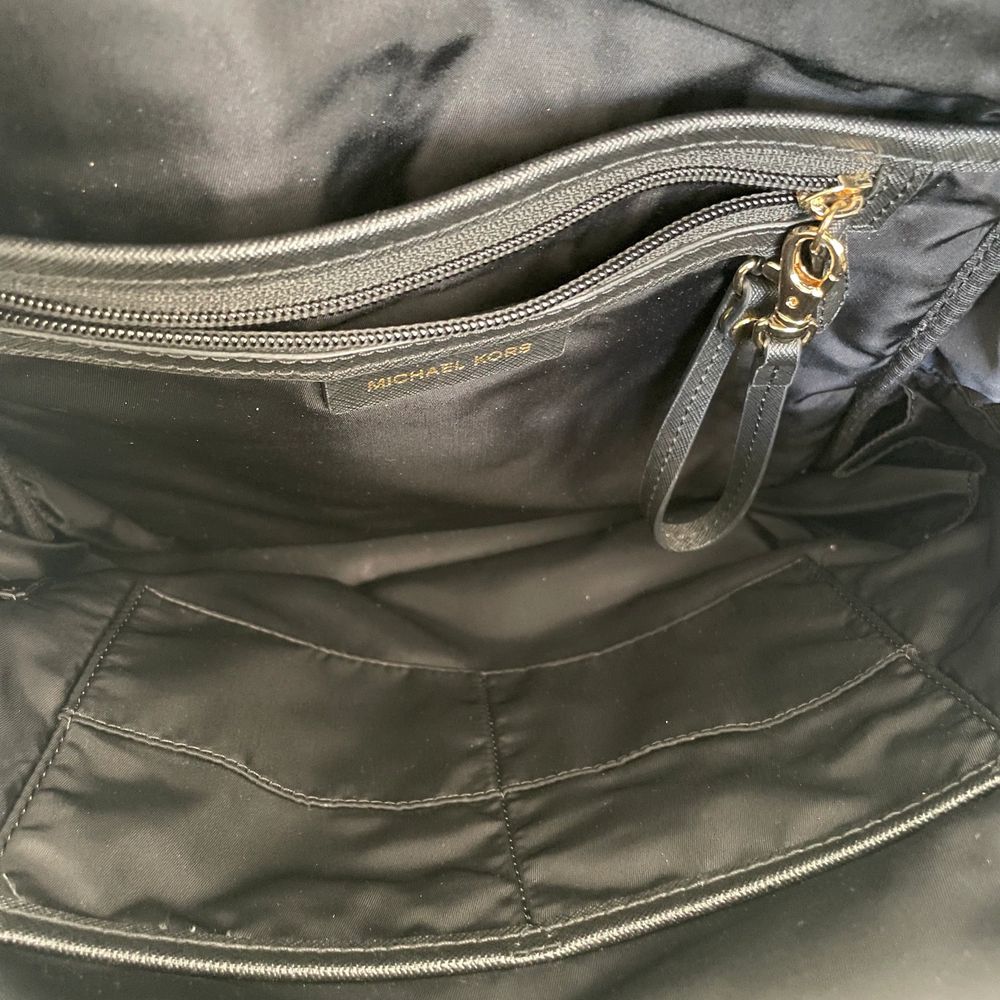 Svart leopardmönstrad ryggsäck från Michael Kors. Sparsamt använd. I nyskick.. Väskor.