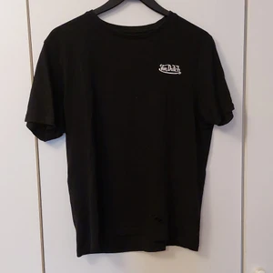 Von Dutch T-shirt - står L sitter mer som M-S, små hål längst ner på framsidan, ändast frakt