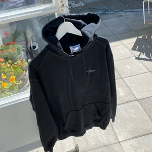 Acne Studios Logo Embroided Hoodie - Hej, säljer nu min Acne Studios Stockholm hoodie. Väldigt svår att hitta och därav priset, dock inte hugget i sten. Den är i storlek Medium men passar även Large. Hör av er vid frågor.