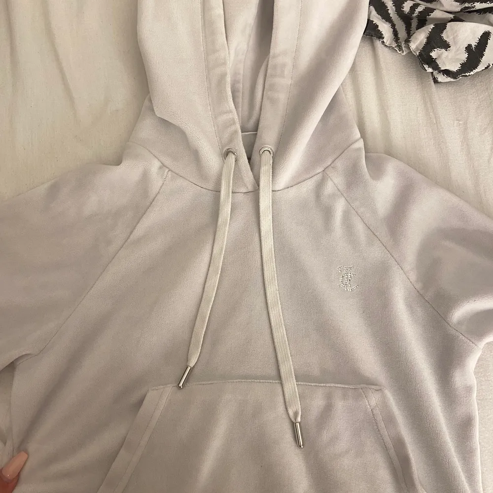 Säljer min vita juicy couture hoodie som är i bra skick. Säljer pga den aldrig kommer till andvänding. Vid intresse hör av er för fler bilder🥰 . Tröjor & Koftor.