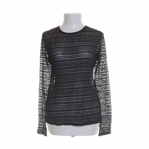Mesh topp - Skitsnygg tröja typ genomskinligt material med mönster!! Skitsnygg! Kan ha linne/ bh under eller bara inget alls! Bra till sommaren