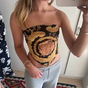 Scarftopp - Topp som ser ut som en scarf men som har två band som knyts, det är alltså en topp, man kan lätt vika in den och välja hur lång/kort man vill ha den! 