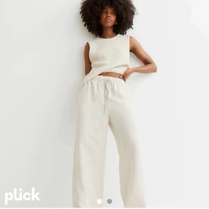 Linnebyxor  - Linnebyxor från hm✨. Aldrig använda och prislapp kvar. Jättefina och perfekta nu till sommaren. Passar verkligen till allt🤩 Storlek xs och passar längd runt 170cm. Skriv för fler bilder💖 snabbkaffets: köp direkt för 400kr