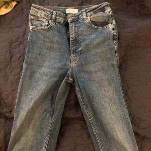 Säljer ett par mörkblåa jeans från zara, high/mid wasted med slits längst ner vid foten. Är långa på mig (165-170), framhäver former. ❤️kan mötas i Stockholm 