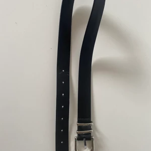 Svart bälte - Snyggt svart bälte från Ullared! Lite slitet men funkar perfekt! Säljer då jag inte använder bälten💖