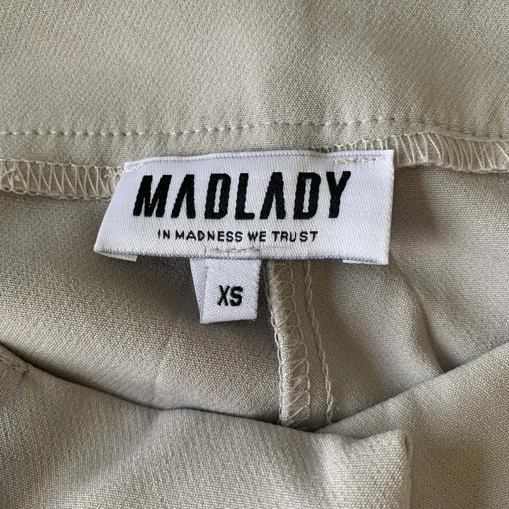 Kostymbyxor ifrån Madlady med pressveck. Helt oanvända! Säljer pga för långa. . Jeans & Byxor.