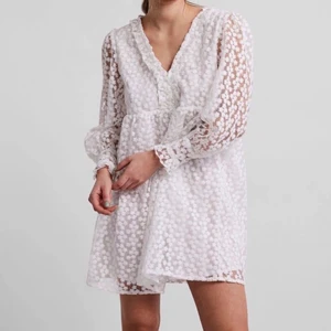 Vit kort klänning  - Superfin klänning som jag tänkte ha på studenten men hade en annan, så den är aldrig använd 💗 köptes för 979kr 