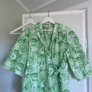 Blus Ganni - Storlek S/M, fantastisk blus, mycket bra skick & kvalitet.