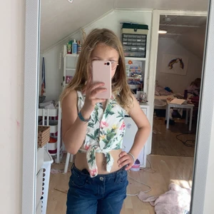 Blommig top - Blommig top från H&M 135 storlek den är för liten för mig bra kvalitet