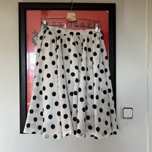 80 tals kjol - Jättefin kjol som jag fått av min mamma, använder tyvärr inte den längre. Använd fåtal gånger och har inga fel <3