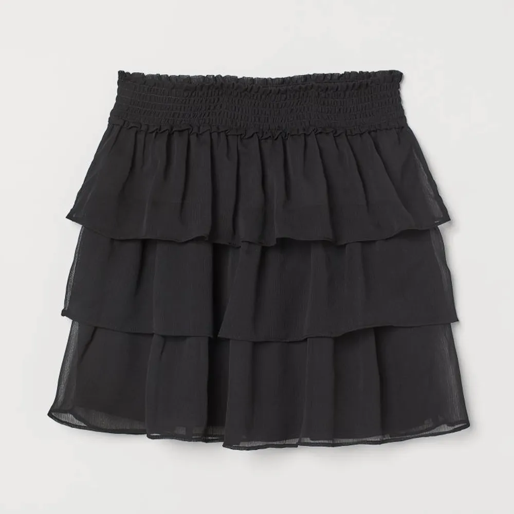 En svart volangkjol från Only som aldrig använts och fortfarande har prislappen på. (Bilden är på en liknande kjol jag haft innan). Nypris 300kr. Kjolar.