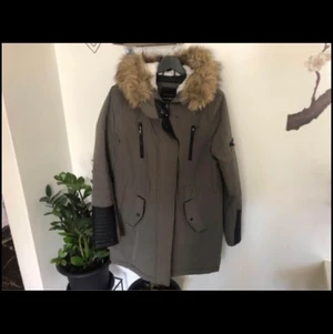 En vinterjacka  - Köpte för 999 kr  och har använt den en eller två gånger. Storleken är 38   Finns att hämta i Växjö 