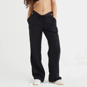 H&M linnebyxor  - Säljer nu mina superfina linnebyxor från h&m🌸 Har inte använt dom än eftersom längden inte passa mig, skriv gärna om ni har några funderingar eller vill ha fler bilder🌸