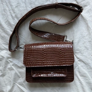 Axelväska - Kontakta för köp! Axelväska från Hvisk. Endaste använd ett fåtal gånger och i superfint skick, som ny! 