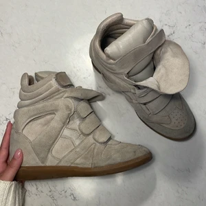 Isabel Marant skor - Beiga klackar från Isabel Marant i fint skick. Viss tecken på användning finns men fortfarande väldigt fina! 
