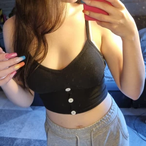 Linne - Ett svart ribbat linne från shein med vadderande kupor som går att ta bort. Det står inte nån storlek men jag skulle aäga att det är en S kanske XS💝💝 Linnet för 30kr + 26kr frakt