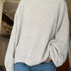 Oversized skön tröja - Sååå skön tröja. Osäker på strl då det ej står men gissar M-L. Jättefin beige färg, perfekt att ha till sommaren 🌸