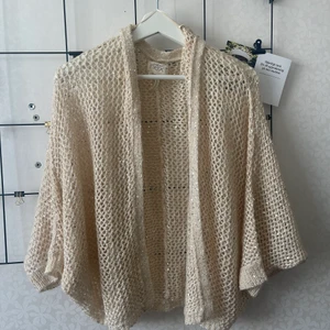 En stickad kofta i storlek M  - Koftan är jätte fin och glittrar lite, säljs pågrund av ingen användning 