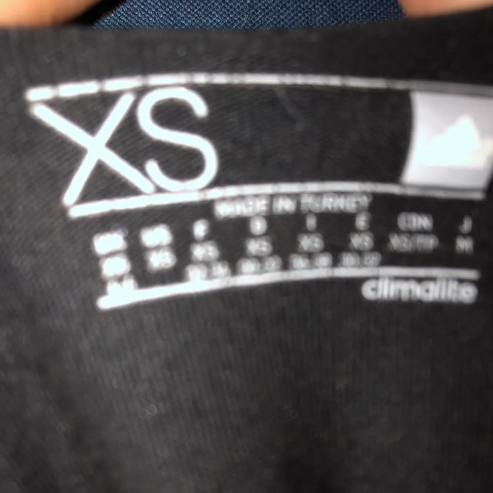 En svart Adidas t-shirt. Säljer denna för den kommer inte till användning å ligger ba å skräpar. Använt några gånger. . T-shirts.