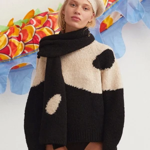 Paloma wool ”yin yang sweater” - Ying o yang tröjan från paloma wool. One size men skulle säga att den passar XS-M beroende på hur en vill att den ska sitta. Alla bilder e lånade men skickar gärna egna