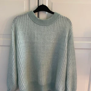 Stickad tröja - En blå stickad tröja ifrån VISUAL CLOTHING PROJECT.