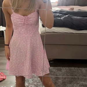 Rosa klänning - Lånad bild!  Säljer vidare en klänning jag köpt här på Plick då den inte passade så bra på mig! Superfin rosa färg med vita blommor på, urgullig🌸 🤍 så söt till sommaren! Frakt tillkommer!