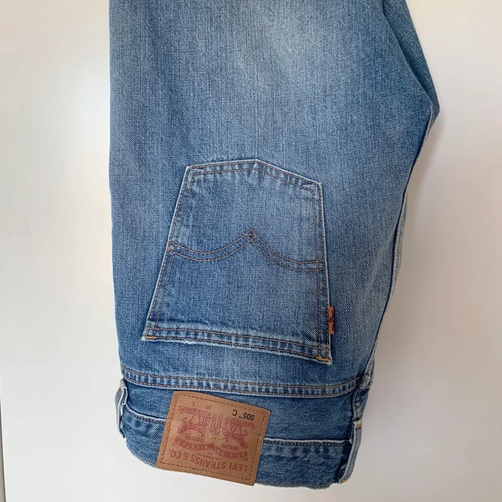 Blåa Levis jeans i modell 505. W: L. Säljer då de är lite för stora för mig som vanligtvis har stl. 38/40 i byxor:). Jeans & Byxor.
