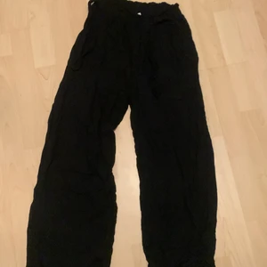 Svarta pösiga byxor  - Svarta byxor, väldigt pösiga och har aldrig använt 