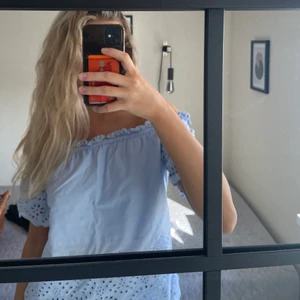 Off shoulder top  - Jättefin top som man kan välja att ha off shoulder på. Sitter jättefint! 