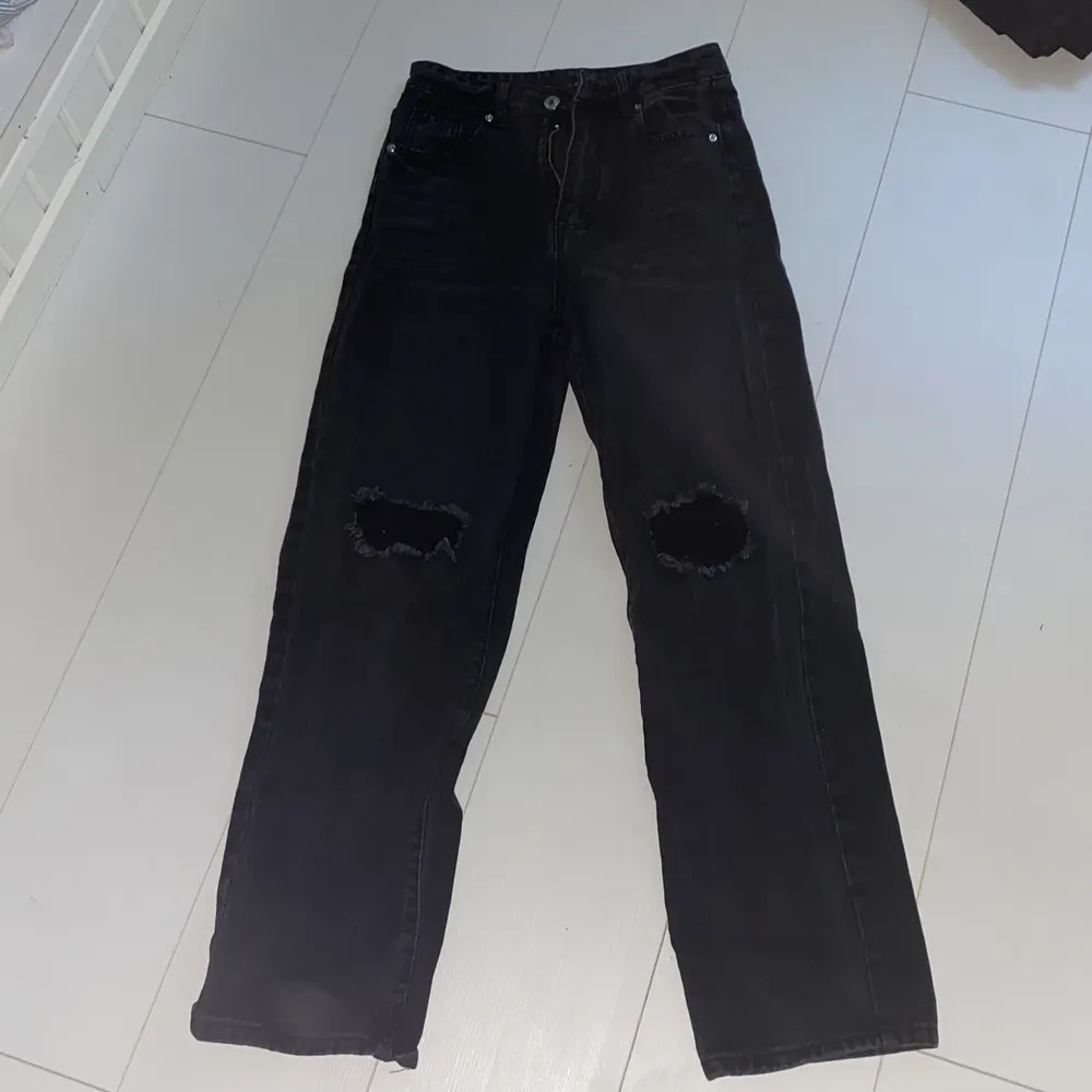 Jeans ifrån ginatrico, sitter jättefint o i stolek 32 (xs/s) inga fläckar eller hål! Säljer för 150kr+frakt🫶🏻kom privat för mer bilder eller intresse,, men hål på knäna fast trådar över . Jeans & Byxor.