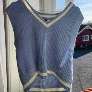 Virkad väst  - Bra kvalite samt väldigt fina färger på den här västen! Tycker den är lite liten för min smak så säljer den istället💞 Skriv för frågor!