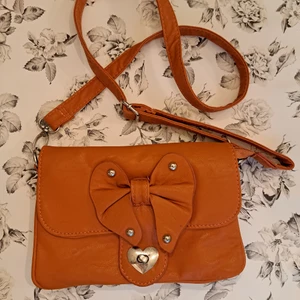 Axel väska  - En söt orange vintage handväska med 2 innerfickor och 1 på baksidan. Köparen betalt frakt 🥰