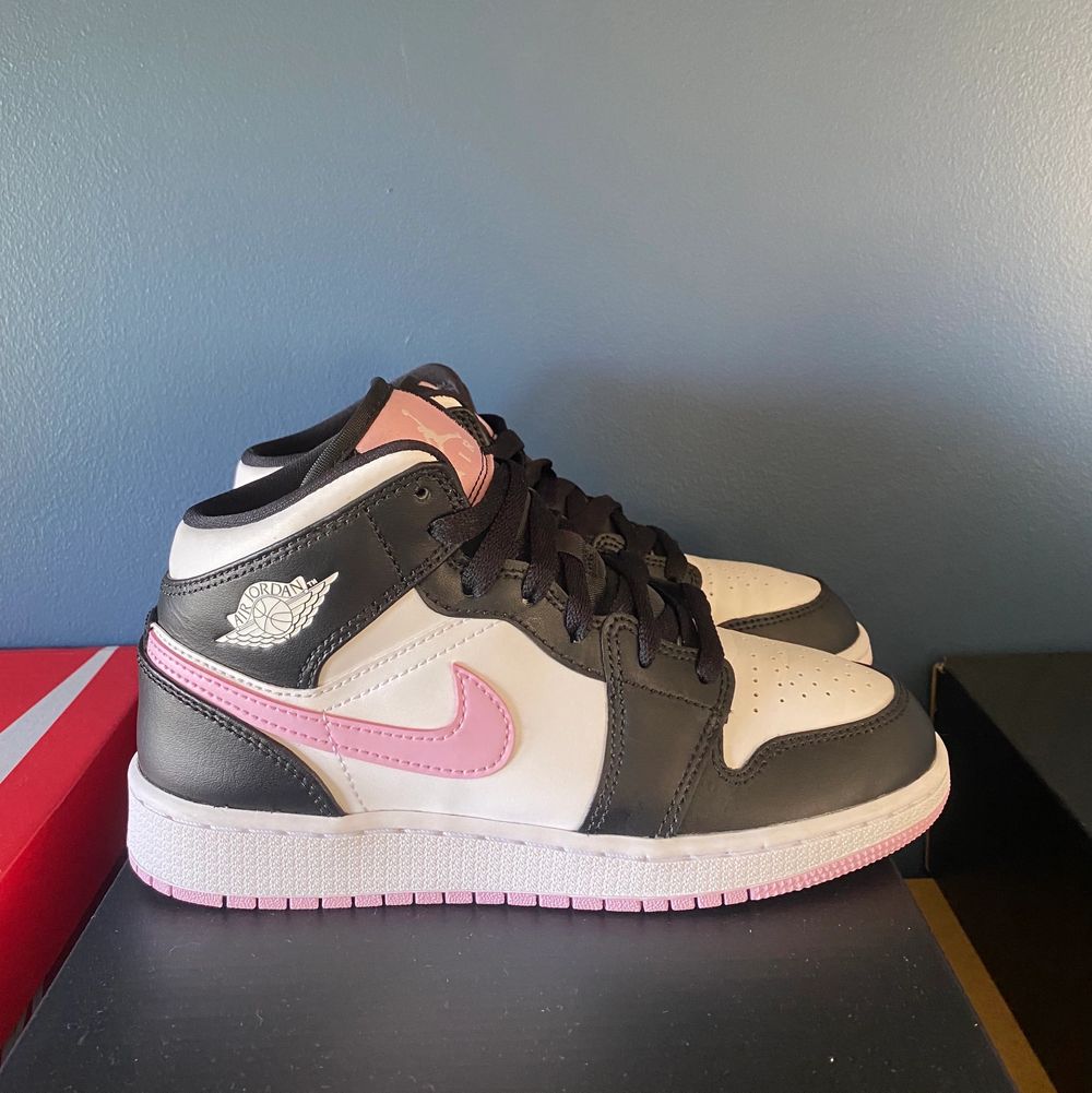 Säljer nu dessa sjukt snygga Air Jordan 1 Mid Artic Pink. De är köpta från StockX förra året, kvitto finns. De är begagnade men har endast använts 2 gånger. De säljs eftersom de inte passade. Kontakta mig gärna vid intresse av fler bilder! Storlek 36 Eu!. Skor.