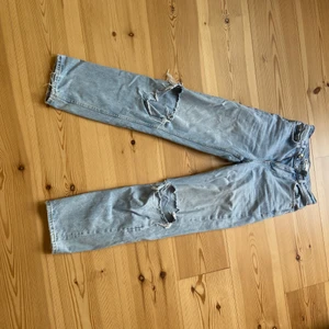 Gina jeans - Jeans från Gina tricot med hål i, använda med i bra skick, skulle säga att de är små i midjan men annars bra passform 💙🤍