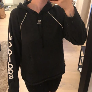 Adidas hoodie  - Svart hoodie i storlek 36 från Adidas. Fint skick! 
