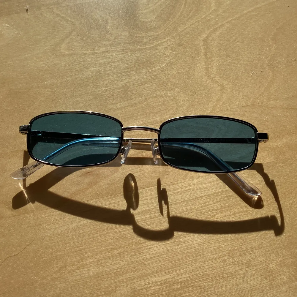 Turkosa solglasögon med silvriga bågar från urban outfitters!☀️🌊 Bilden fångar inte riktigt färgen tyvärr…. Accessoarer.