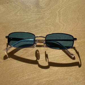 Turkosa solglasögon med silvriga bågar från urban outfitters!☀️🌊 Bilden fångar inte riktigt färgen tyvärr…