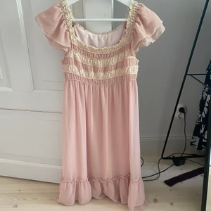 Klänning L’est rose - Funderar på att sälja min vackra klänning från det japanska märket L’est rose, köpt 2hand från Japan, mkt dyrt med tull och avgifter. Säljer ksk pga behöver pengar. Frakt 51 - 57 kr (spårbart). 