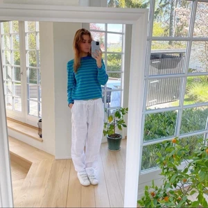 Linnebyxor - Vita linnebyxor, fick hem idag men satt inte bra så säljer dem, alltså är de aldrig använda utan bara testade. Första bilden är från hemsidan, den andra har jag tagit. köptes i onesize, sitter som small/medium.