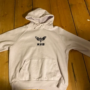 Ljuslila hoodie - Säljer en ljuslila hoodie från YOURTURN i storlek S (lite oversized så sitter ungefär som M). Fint skick och de enda defekterna är att de är lite noppror på den vilket ja kan skicka närmare bild på. Pris + frakt (59kr).