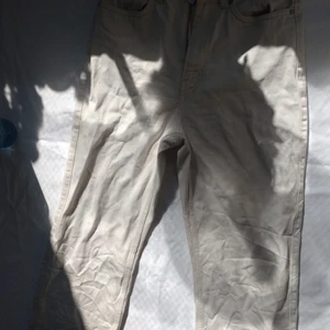 Jeans - Creme vita jeans från weekday