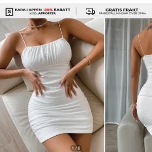 Vit sommarklänning - Skit fin vit sommarklänning från shein jag aldrig använt. Nypris är 149 o säljer då jag råka klicka i den o den inte riktigt är min stil hahaha. Superfin o stretchiga o sitter jättebra på mig som är 159❤️
