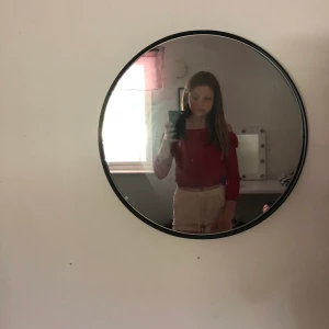 Tröja - Röd tröja utan med endast axelband. Stl. 150