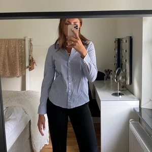 Skjorta - Randig skjorta i blått och vitt. Helt oanvänd i storlek M. Köpt i en affär i Frankrike som heter Jennyfer.