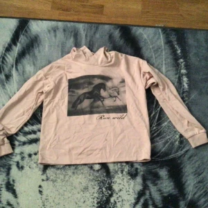 Tröja - Rosa tröja med hästar på.