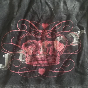 Juicy couture tröja - Vintage juicy couture tröja! Passar xs-s Mörkgrå färg med rosa tryck på ryggen Super trendig just nu!